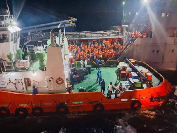 经斯伊双方协商，斯里兰卡正式接管另一艘未被击沉的伊朗“布什尔港”号补给舰及208