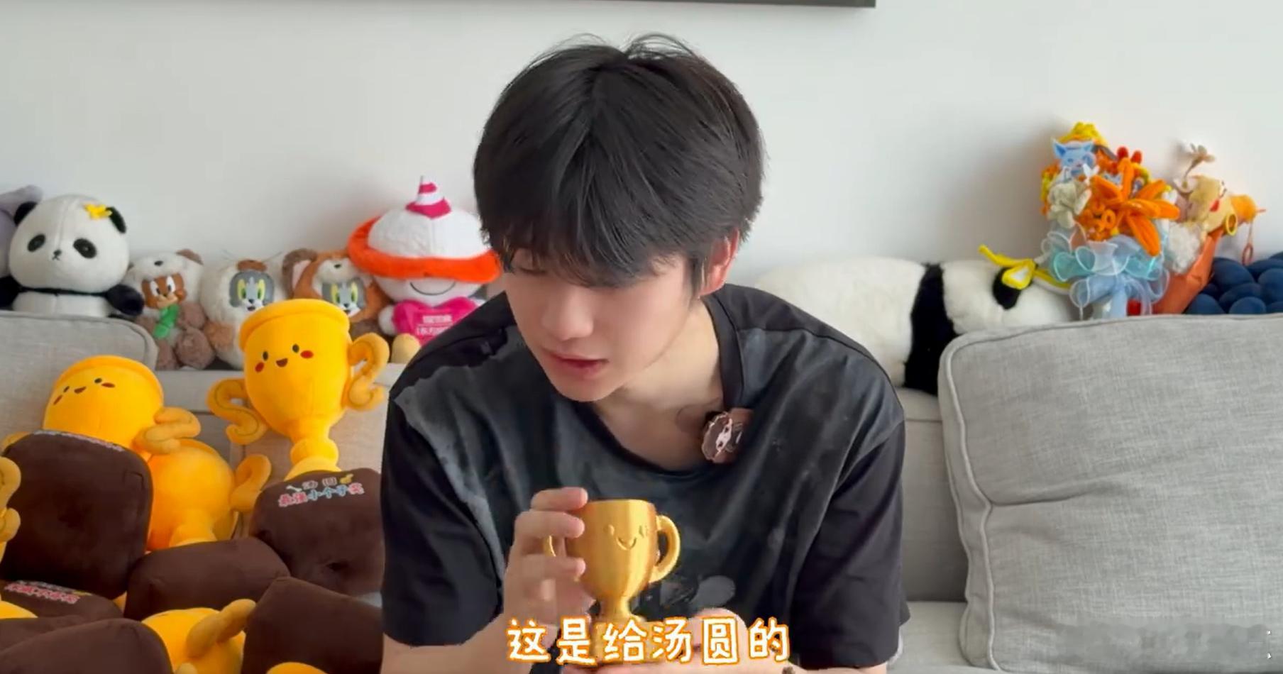 黄誉博给狗狗定制奖杯 谁被这份温柔戳到了！黄誉博给战队里每只小狗都定制专属奖杯，
