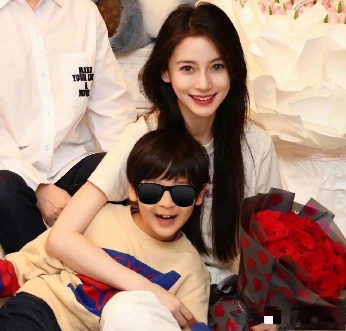 明星也难逃学校家长群！黄晓明和Angelababy也在家长群里，网友人脉真的牛[