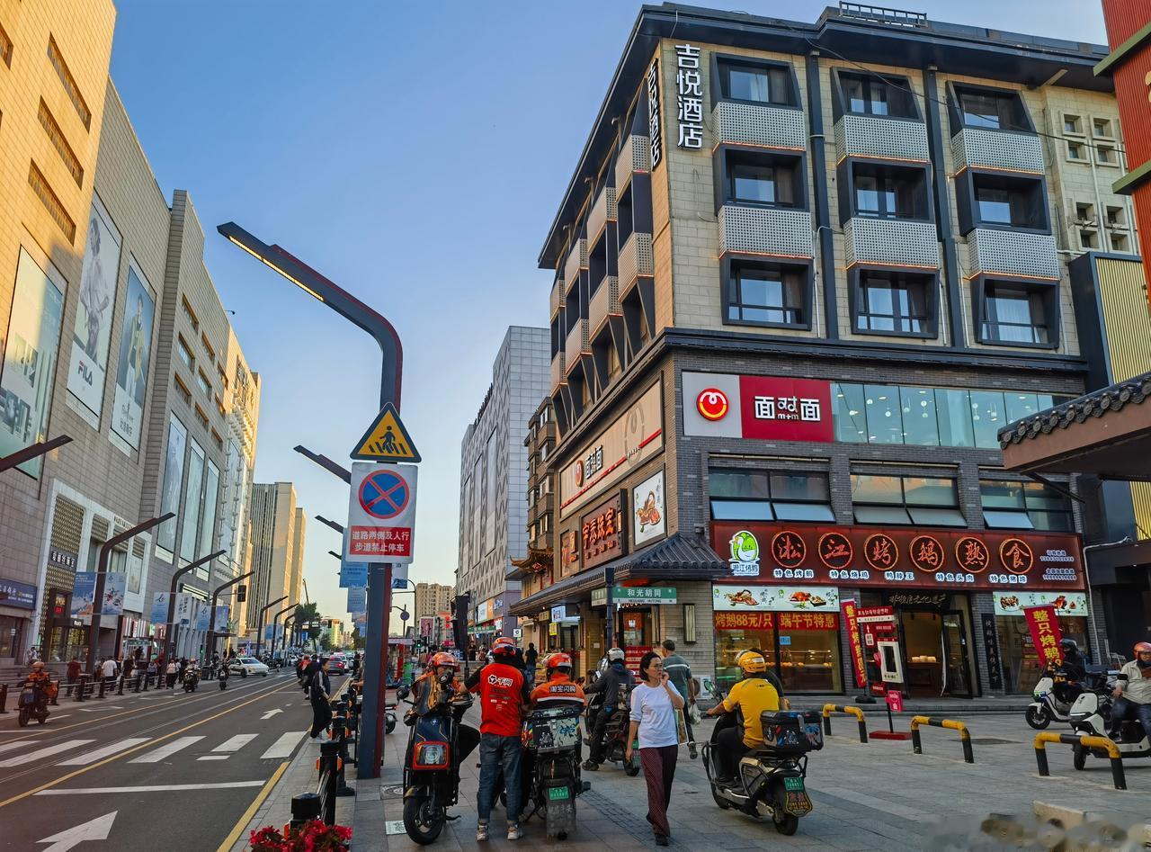 长春超话早安长春 于红旗街。今天雷阵雨转多云，西南风三级，空气清新。雨后天晴夏又