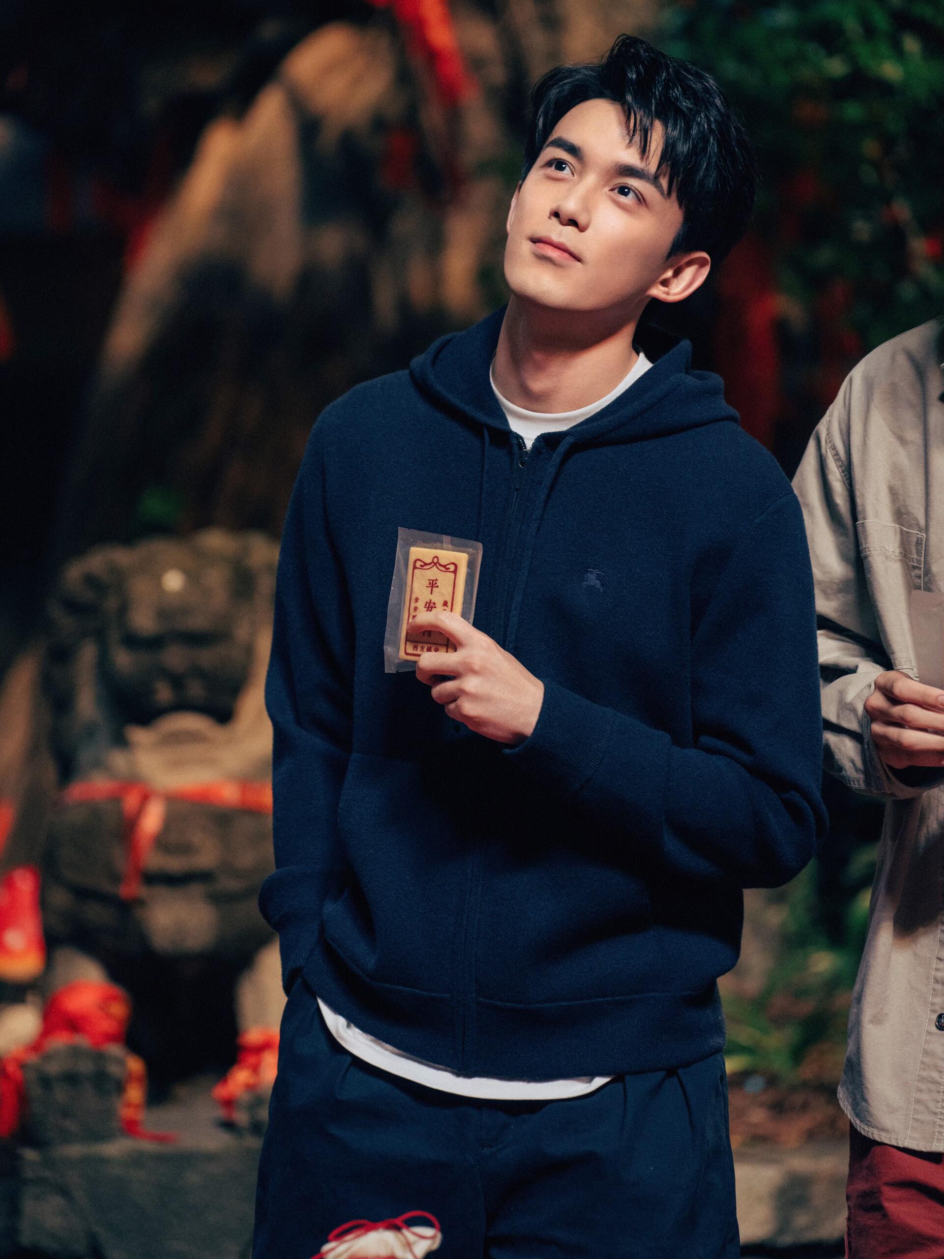 杀青大吉｜旺铺吴磊甜入心，白央打怪指定行！磊莓大合影来啦～ ​​​