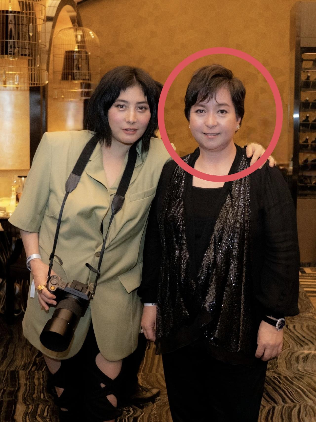 60岁的赌王女儿何超蕸去世了，
看到她的死因，我真的破防了，
她不是死于意外，也