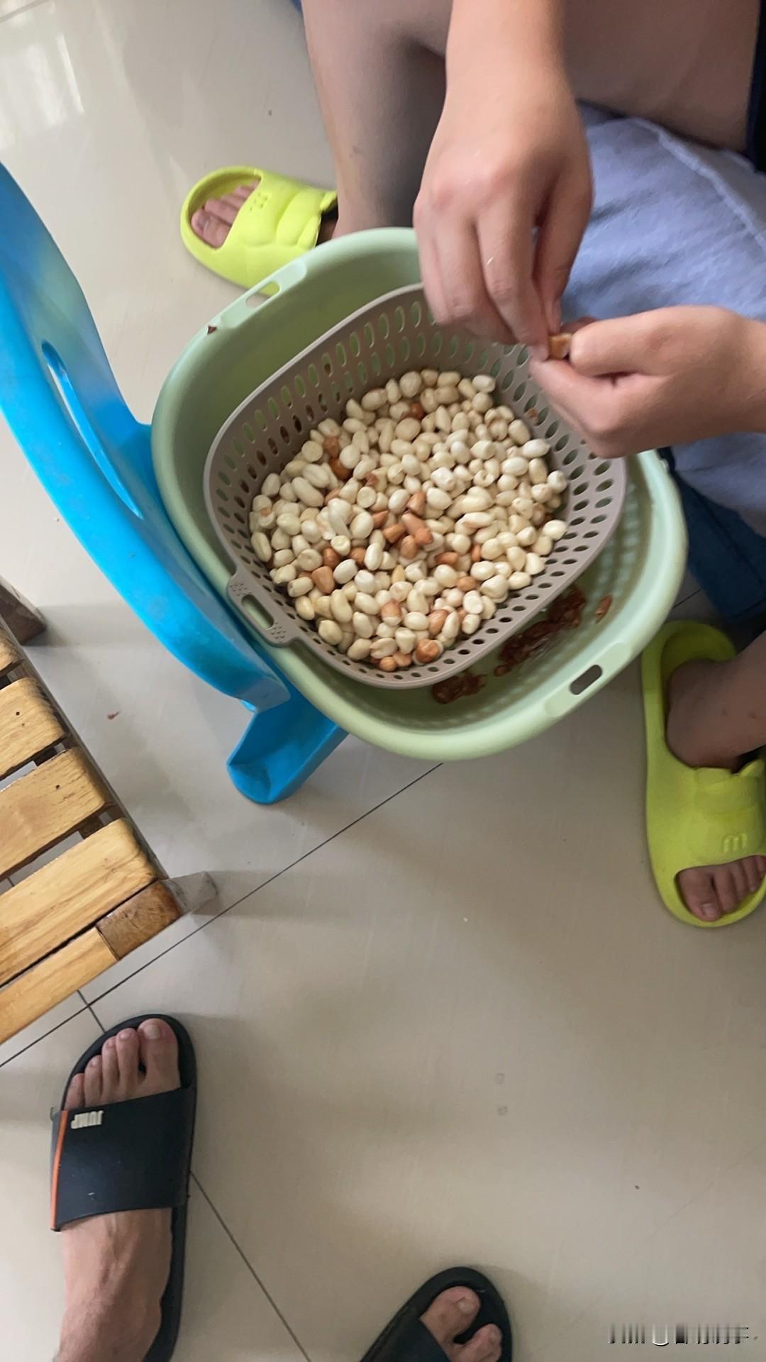 多么无奈！
上午十点多，武汉长江二桥引桥处突然堵成了“热干面”——不是因为追尾，