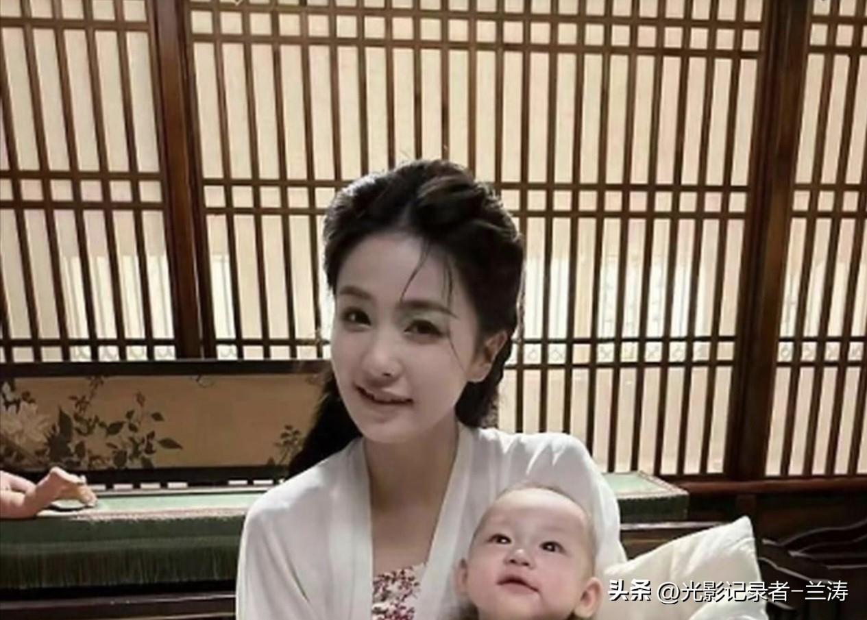白鹿剧照，还挺像贤妻良母！
