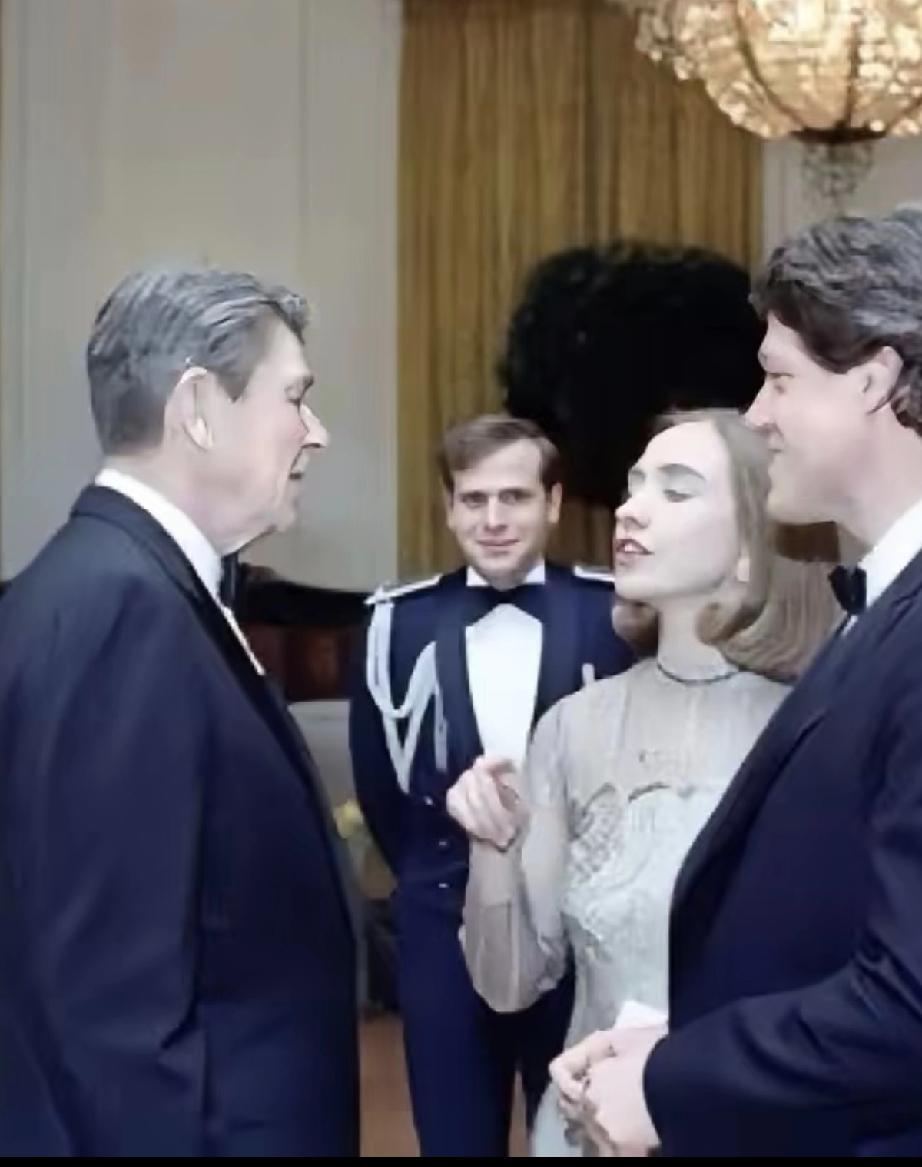 里根接见克林顿夫妇时，
希拉里和里根热聊不停，克林顿尬笑着插不上话 ，只能当忠实