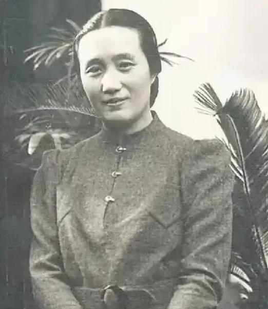 1942年，董竹君爱上已婚的陈清泉。陈清泉的夫人对她说：“你知道破坏别人家庭很痛