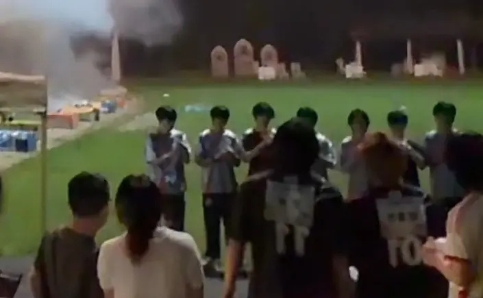 因为栗子味了解过一点KSG，很幸福的一群人刚拿冠军还没过两个赛季就要散了，刚刚还