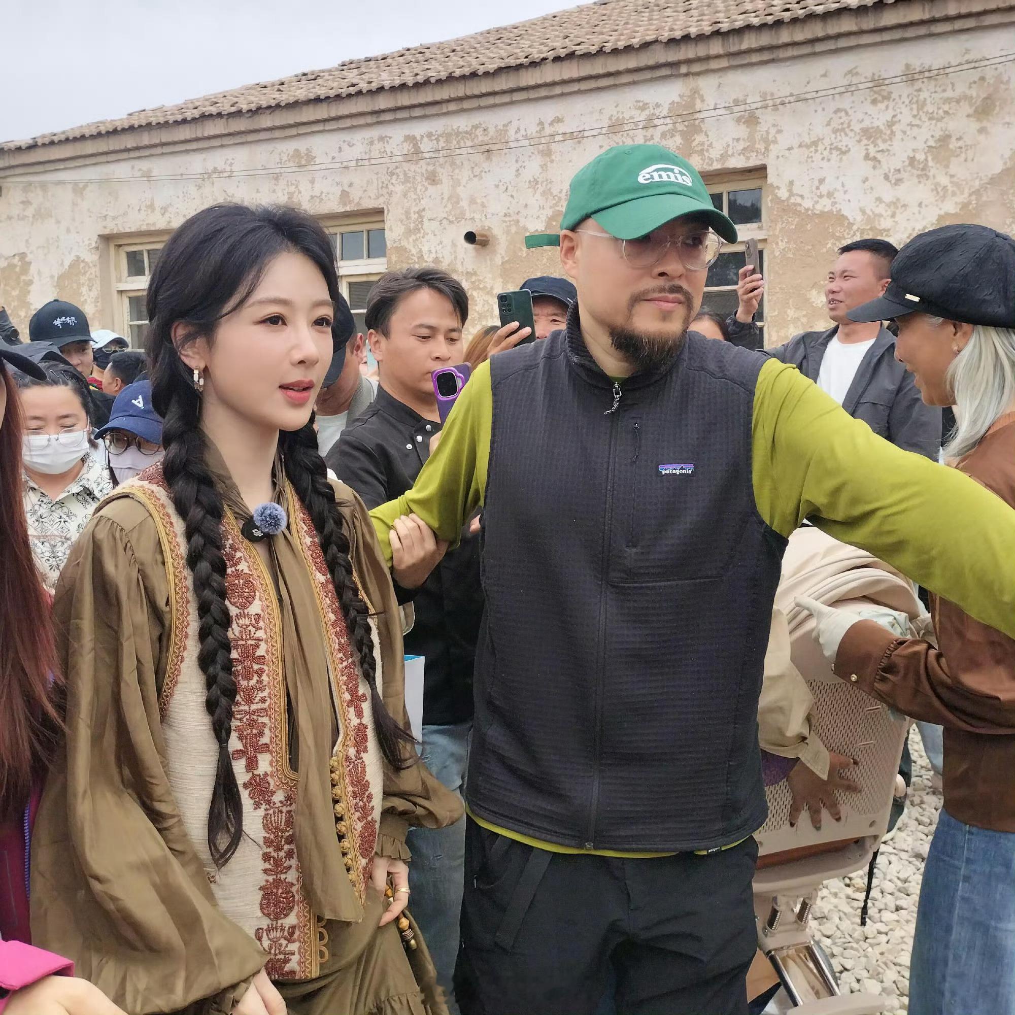 一身民族服饰双马尾杨紫到青海啦，真漂亮呀。生命树的影响力好深远，从年初到现在还在