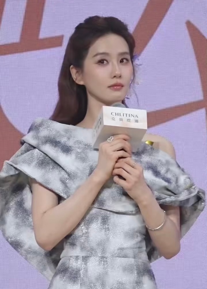 刘诗诗昨天的活动生图，怎么有人生图比精修还能打刘诗诗这生图也太生了