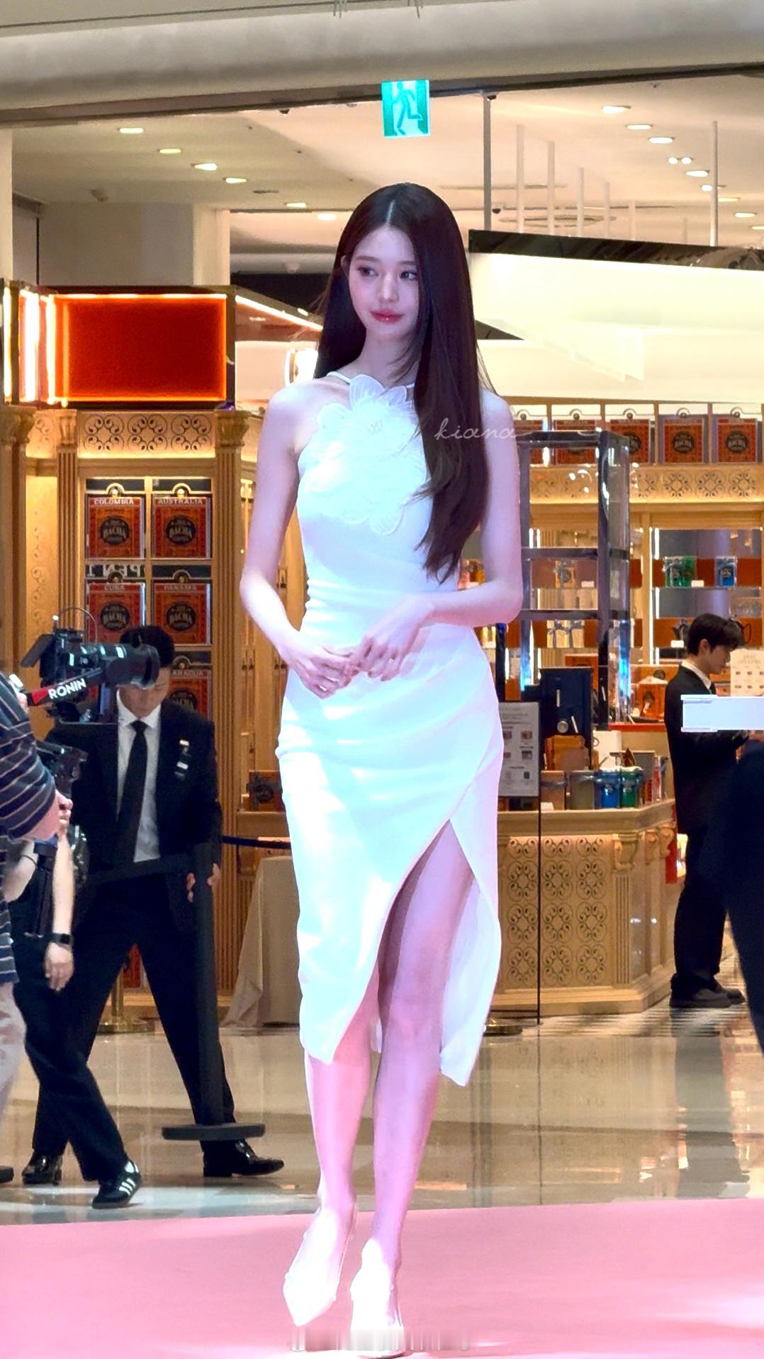 张元英挂脖白色连衣裙超出人类范畴的美貌 