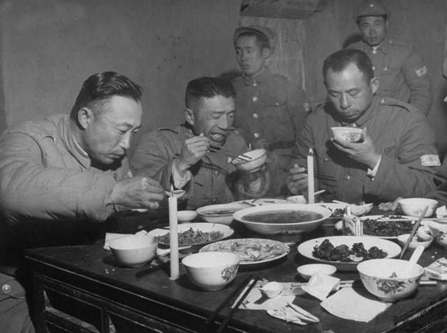 淮海战役后期，河南永城陈官庄国民党第13兵团指挥部，坐在餐桌吃饭的三个人是:
左