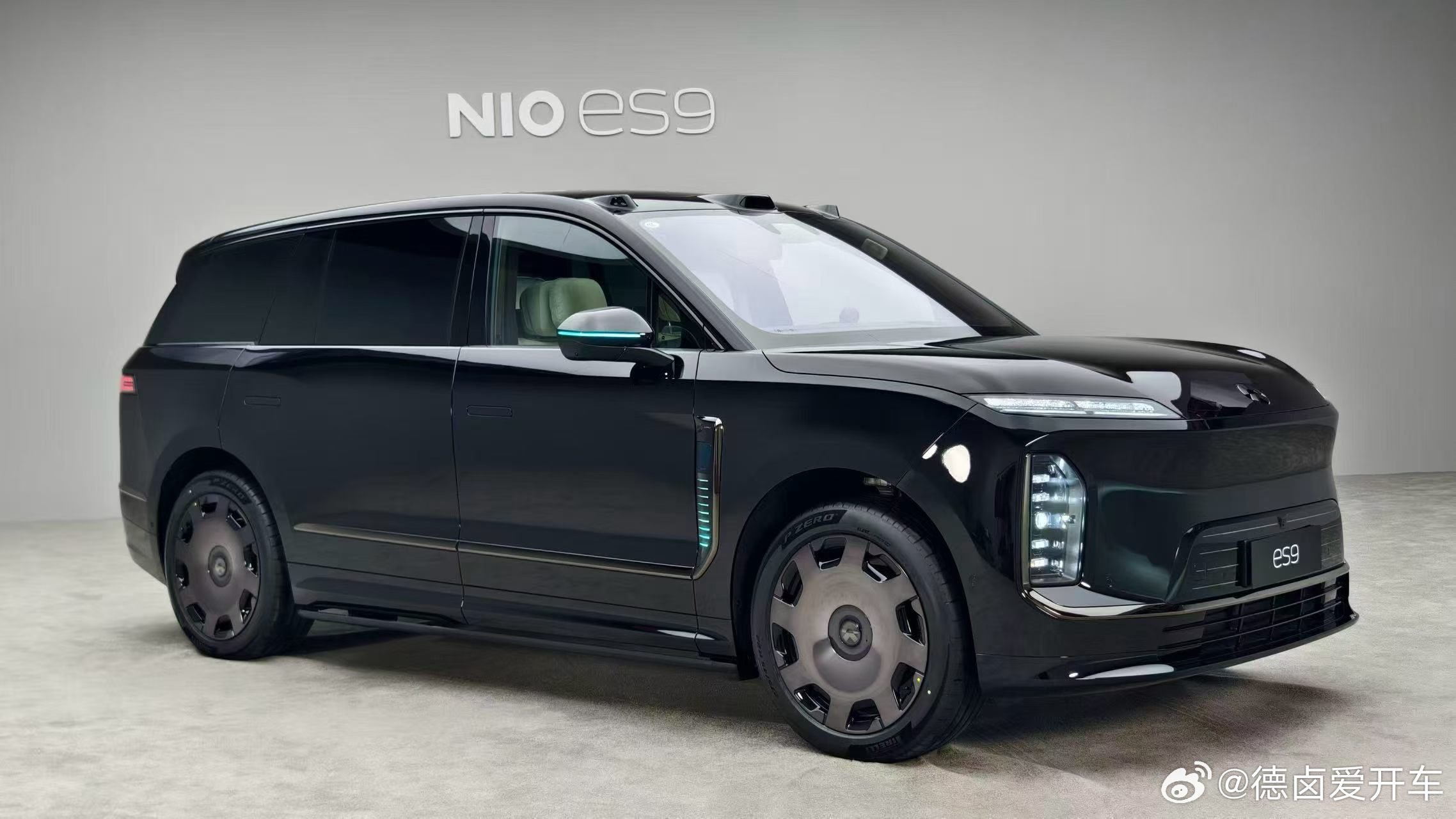 大家应该都注意到了在 es9 众多颜色里，有一个全熏黑的版本，连大饼轮子都熏黑了