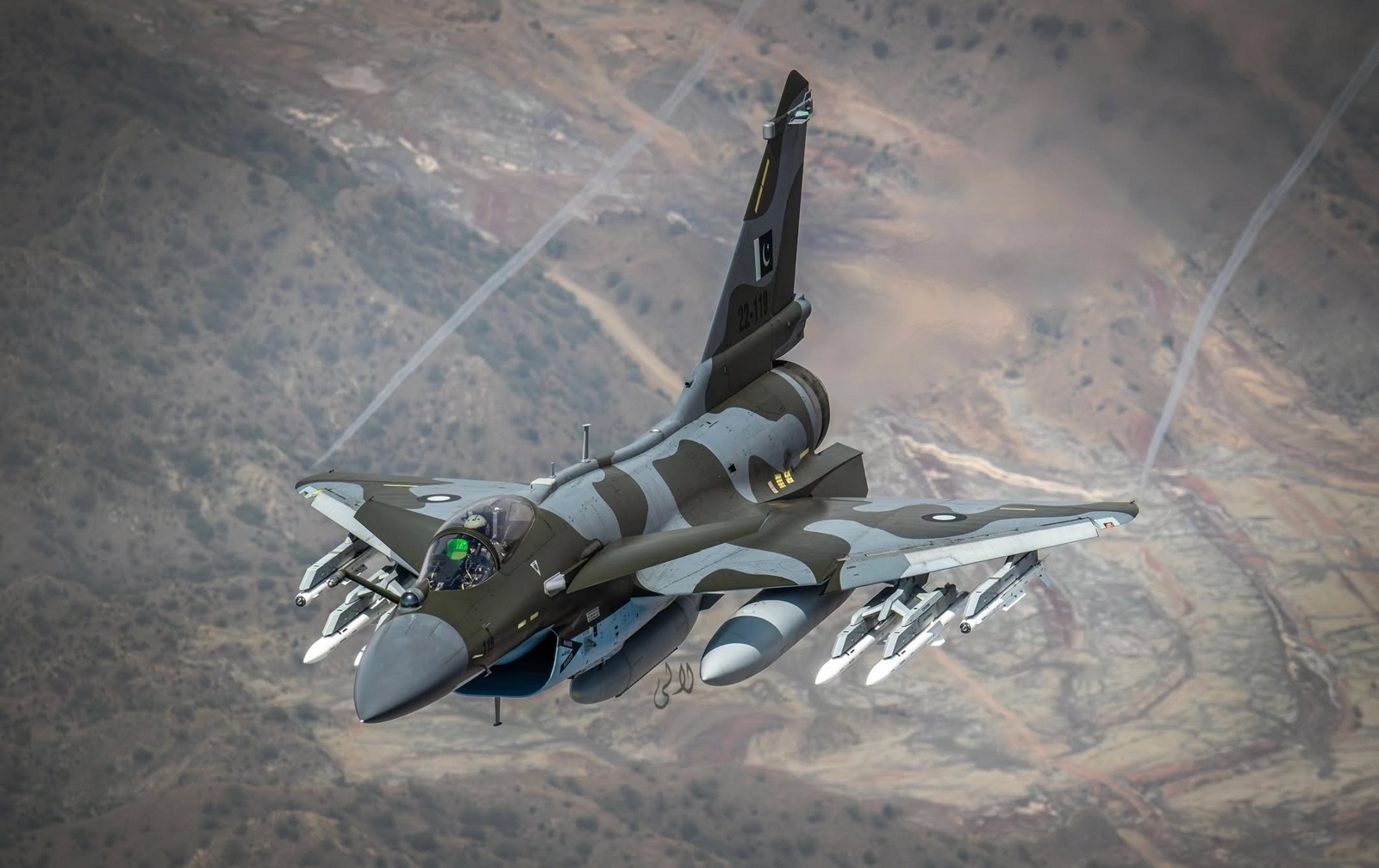 巴基斯坦歼10CE猛图一张每天认识一件兵器 4枚霹雳15E  2枚霹雳10E全球