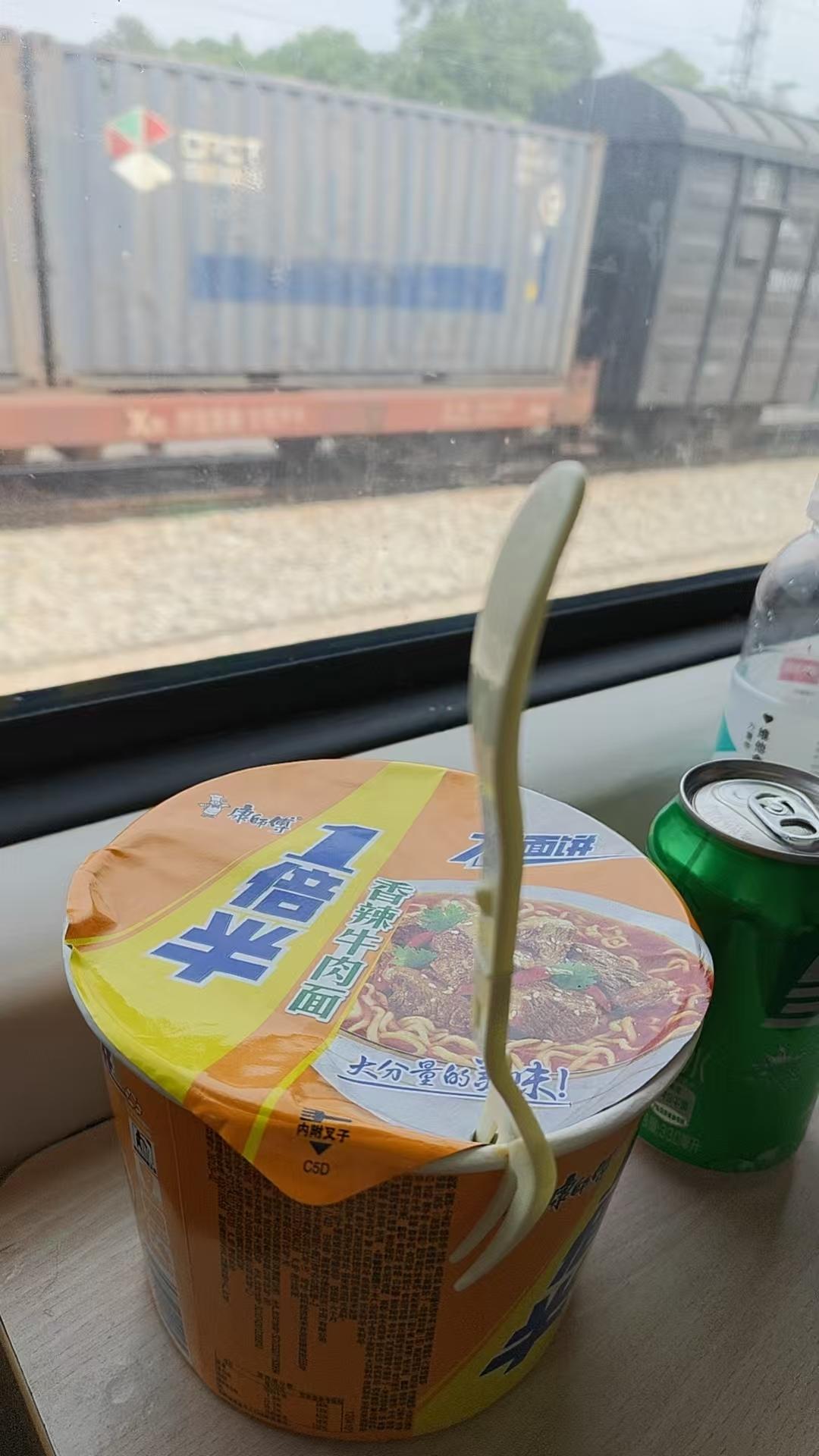 弟弟今年毕业了，本来想留在湖南和父母近一点，但是在长沙找了大半年工作，硬是找不到