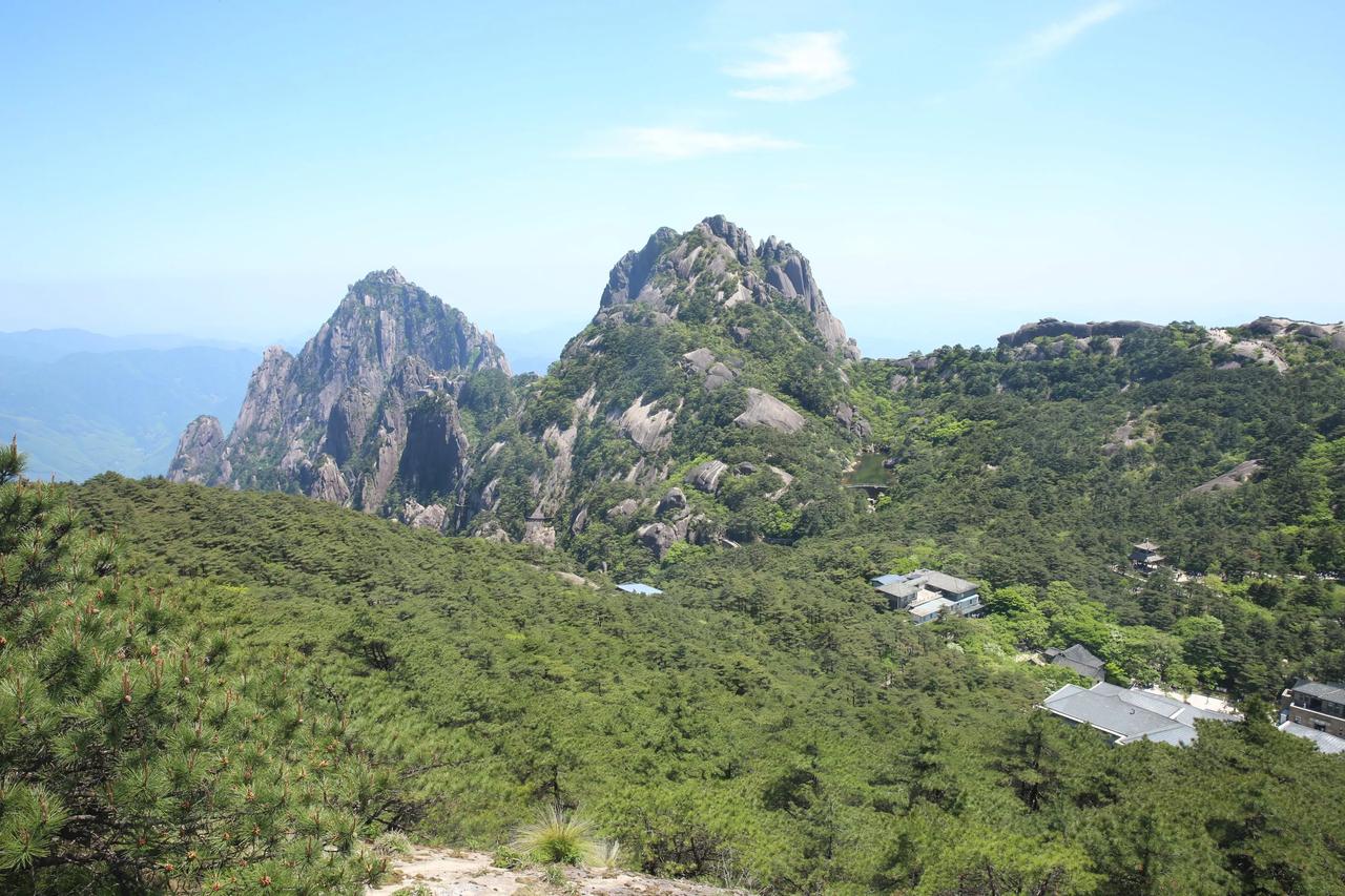 石阶山路如羊肠，峭壁悬崖，拾阶而上，爬上一山，山外有山，总是爬不到顶。当我攀行至