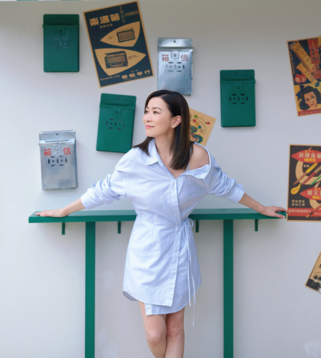 佘诗曼的穿搭始终围绕“利落大气又兼具女性柔感”的核心风格展开，适配多种场景且对普