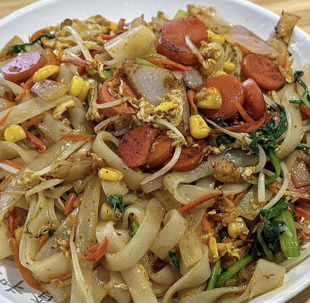 碳水脑袋今天又被狠狠治愈了！这份炒河粉端上桌的瞬间，锅气混着酱香就直钻鼻腔。河粉