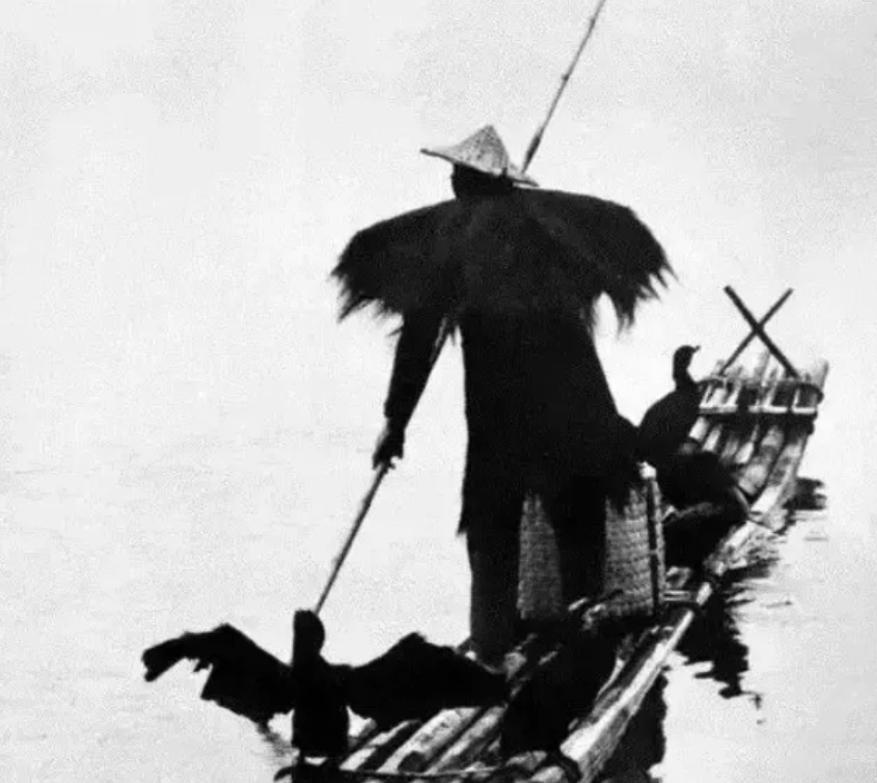 1942 年，渔民陈根土载着 16 个日军过江。船行至江心，原本一脸谄媚的陈根土