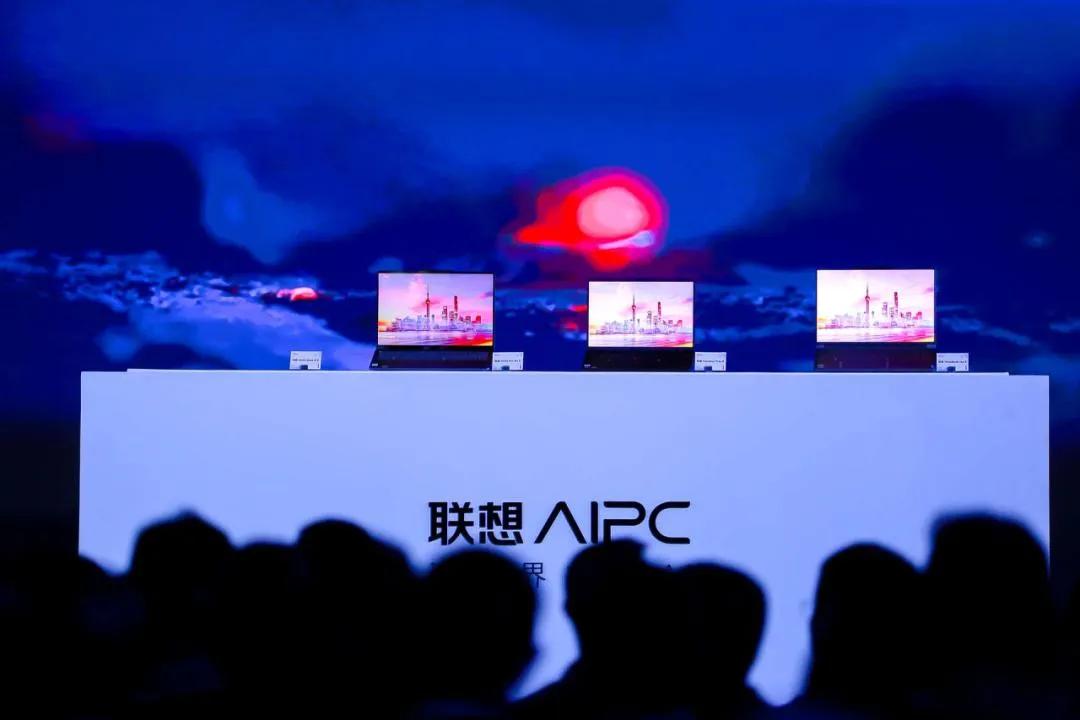 AI浪潮下，又诞生了最新的职场利器。在4月18日举办的联想创新科技大会上，#联想