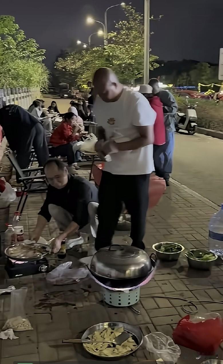 网友发的，这样穷游你赞成么？风餐露宿，生火做饭，其实可以省下很多钱，宾馆一宿好几