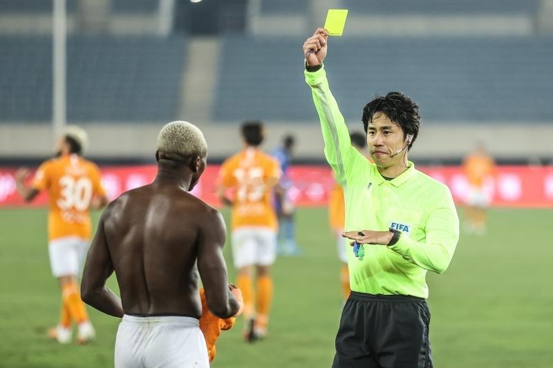 中超裁判选派与解析：2025赛季中超联赛第30轮轮次：30 场序：240大连英博