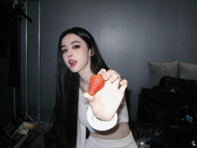 娜扎喂我吃草莓了520被娜扎喂草莓了素颜状态依旧能打，皮肤细腻气色绝佳，眉眼间满