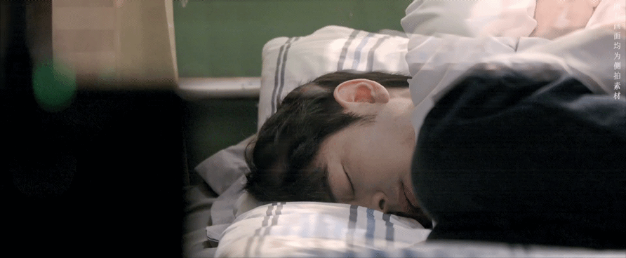 肖战一个仰头的破碎感 抬头是隐忍，垂眸是落寞，肖战这个镜头真的太有杀伤力，破碎又