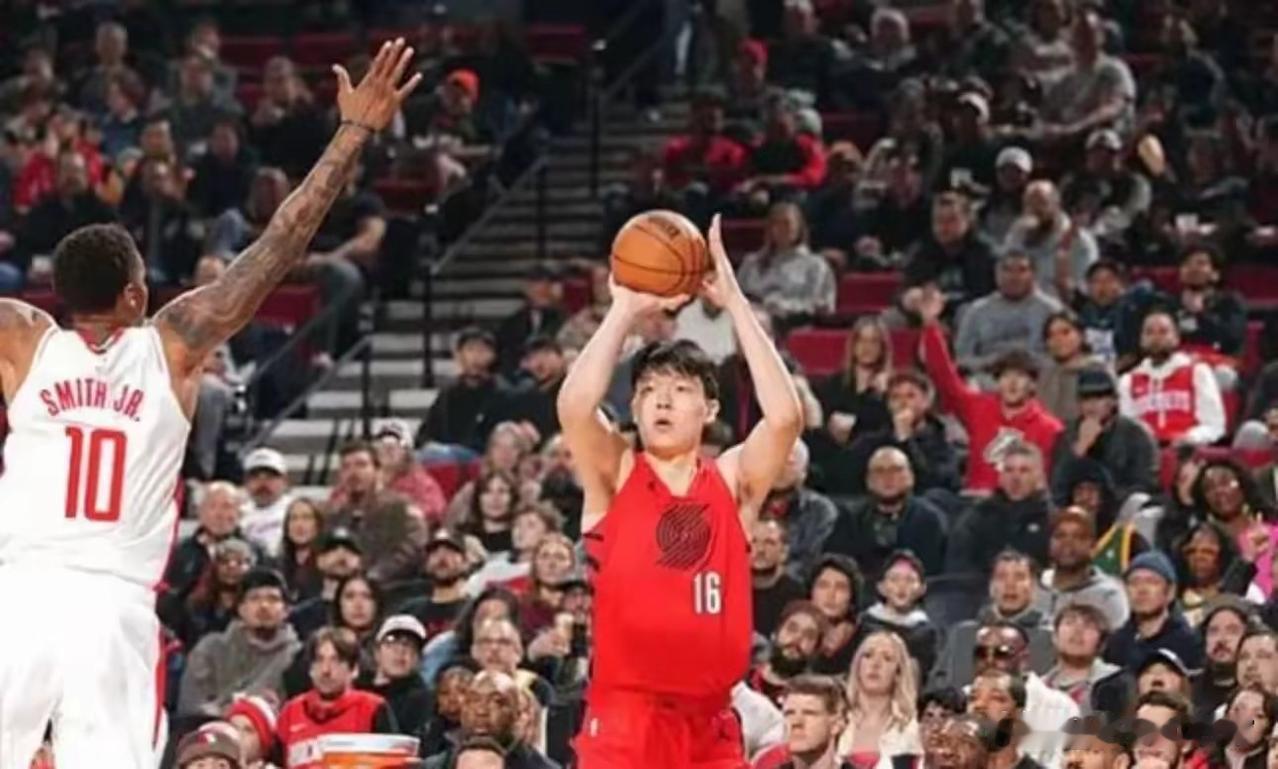 话说中国球员杨翰森在开拓者过的真是郁闷啊。
开拓者管理层把杨翰森先后下放至开拓者