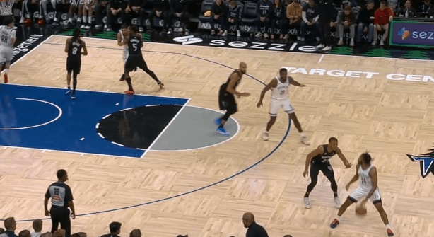 托马斯观察：复出之战展现火热手感，出战20分钟高效30分托马斯交球给夏普后立即执