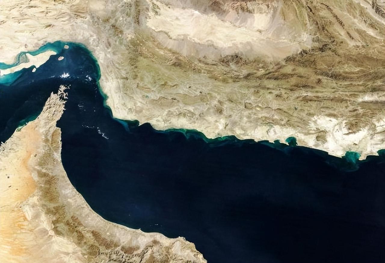 【热点评述】美军试图封锁霍尔木兹海峡附近的伊朗能源出口通道，但是，伊朗亮出了底牌