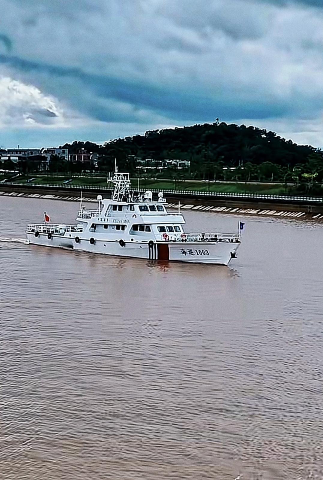 钦州海巡船1001号（广西最大吨位海巡船），穿过平陆运河钦州综合水上服务区，进入