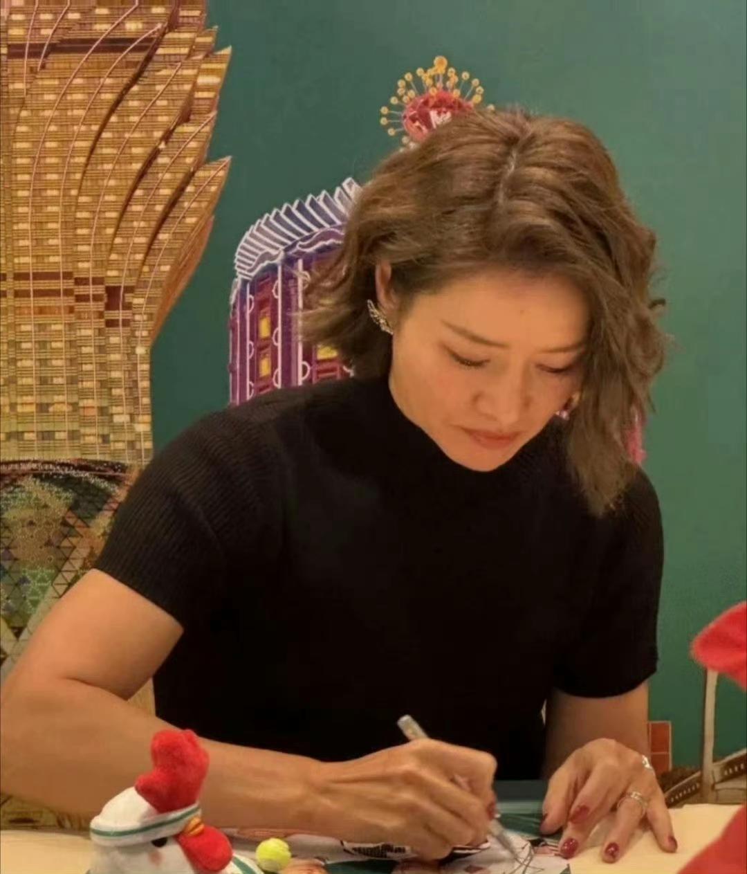 澳网李娜沉浸在创作中的艺术家，专注与灵感碰撞的瞬间.