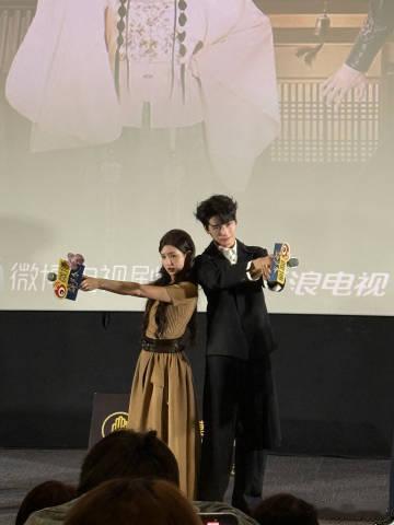 哈妮克孜黄俊捷史密斯夫妇 哈妮克孜与黄俊捷真是古偶剧中的绝配！从史密斯夫妇到杀手