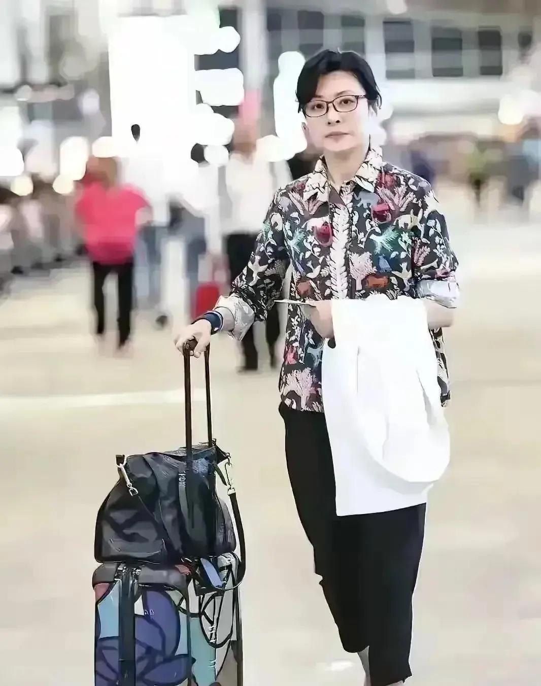周涛非常有气质，出行自己拖行李，真低调