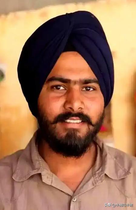 “滚回自己的国家！”2025年，12月四川，一男子刚上高铁，就看见一群印度人在车