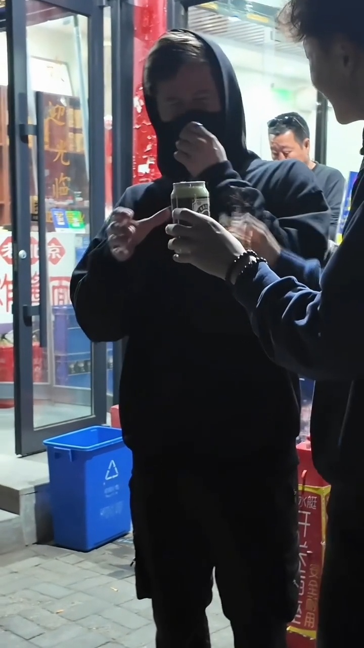 AlanWalker不敢喝豆汁没喝过豆汁的人满心好奇，Alan Walker亲身