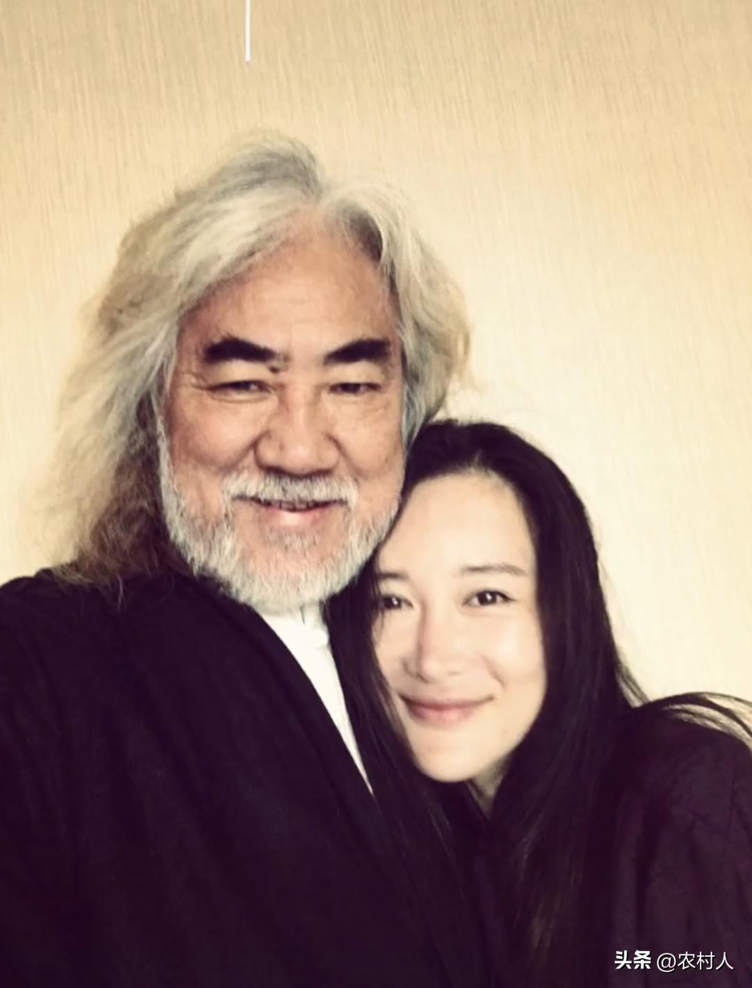 张纪中和杜星霖已经携手走过了9个春秋，非常的不容易。因为年龄差的原因，最初这段婚