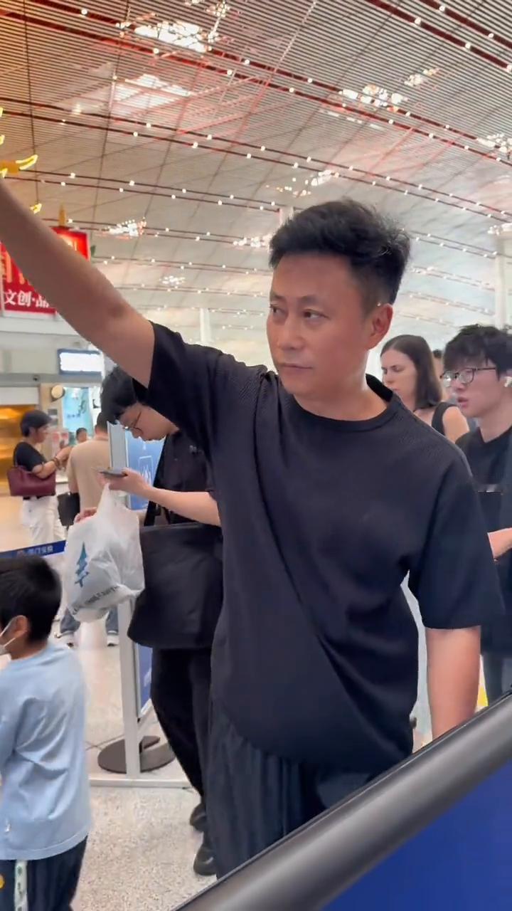 还有点罗密打个电话，女儿又踏上了求学的征程。这一别就是一年，你说我这辈子得承担多