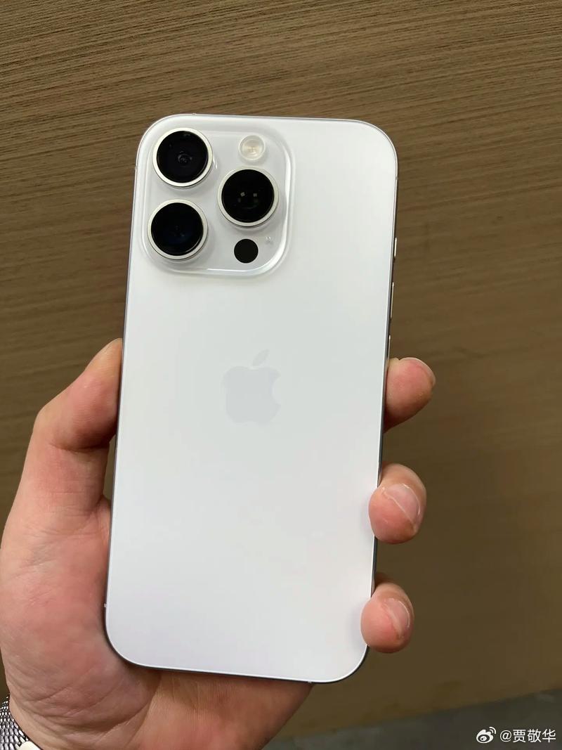 刚看到一则数据，iPhone16系列截至33周的销量是3364万，其中iPhon