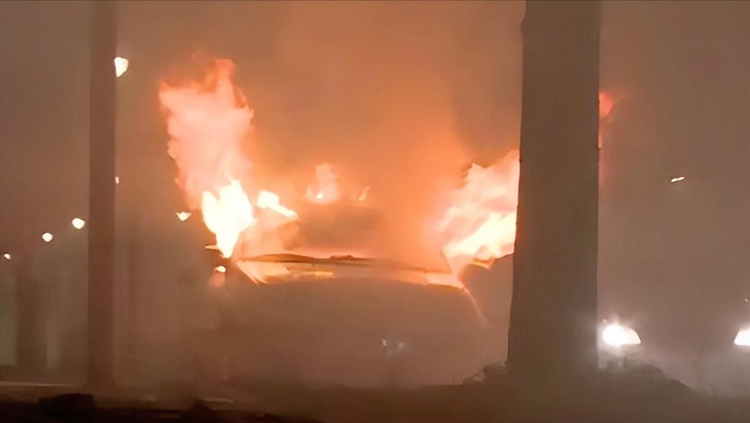 跨年夜变“惊魂夜”！本该举杯狂欢辞旧迎新的日子，德国多地乱成一锅粥，不少城市直接