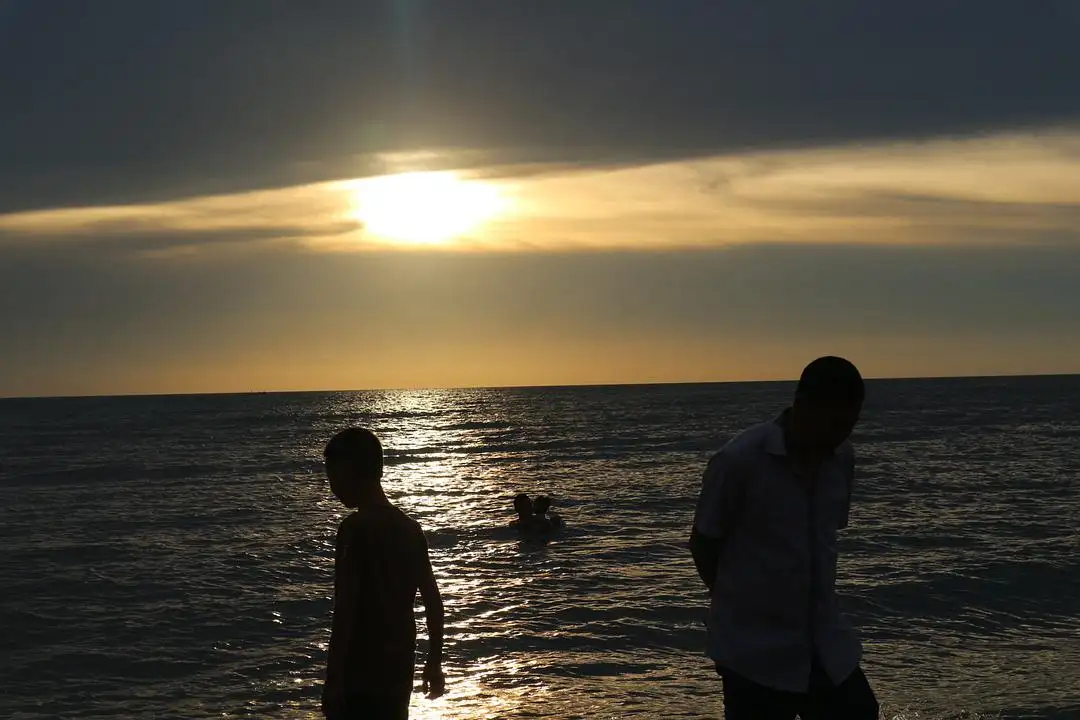 #仅1%的儿子知道爸爸的鞋码# 父子之间的情感总是含蓄的，这种爱，不需要华丽的言