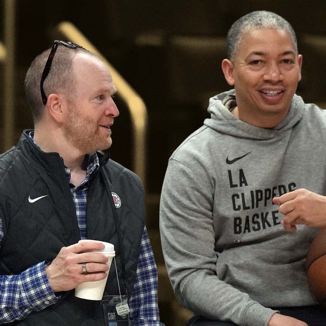 劳伦斯·弗兰克表示，泰伦·卢将继续担任快船队的主教练，力争扭转本赛季 5 胜 1