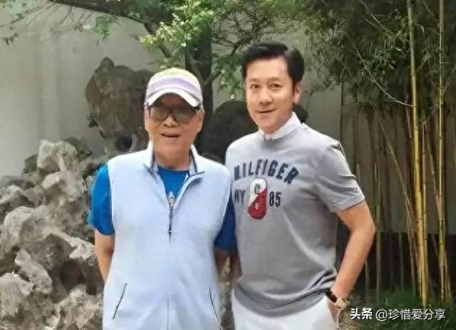 蔡家赡养父母火了：弟弟居家伺候老人，哥哥每月开2万工资