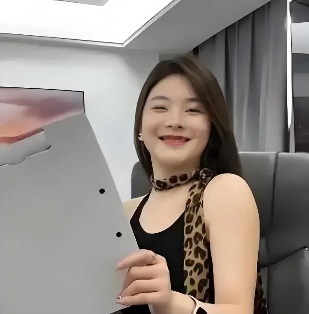 劳斯莱斯女主，微胖界的天花板，为何得到全网男女的关注，她分了五步走。

第一步、