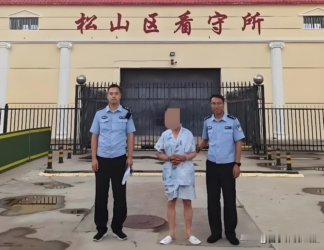 8月3日，内蒙古赤峰民警接群众报警，救助了一位晕倒在路边的拾荒老人。老人体温高达