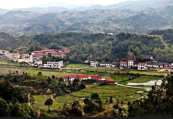 【相思山】相思山地处湘鄂赣交界处，方圆两百多里，平均年降雨量1500毫米。主峰眉