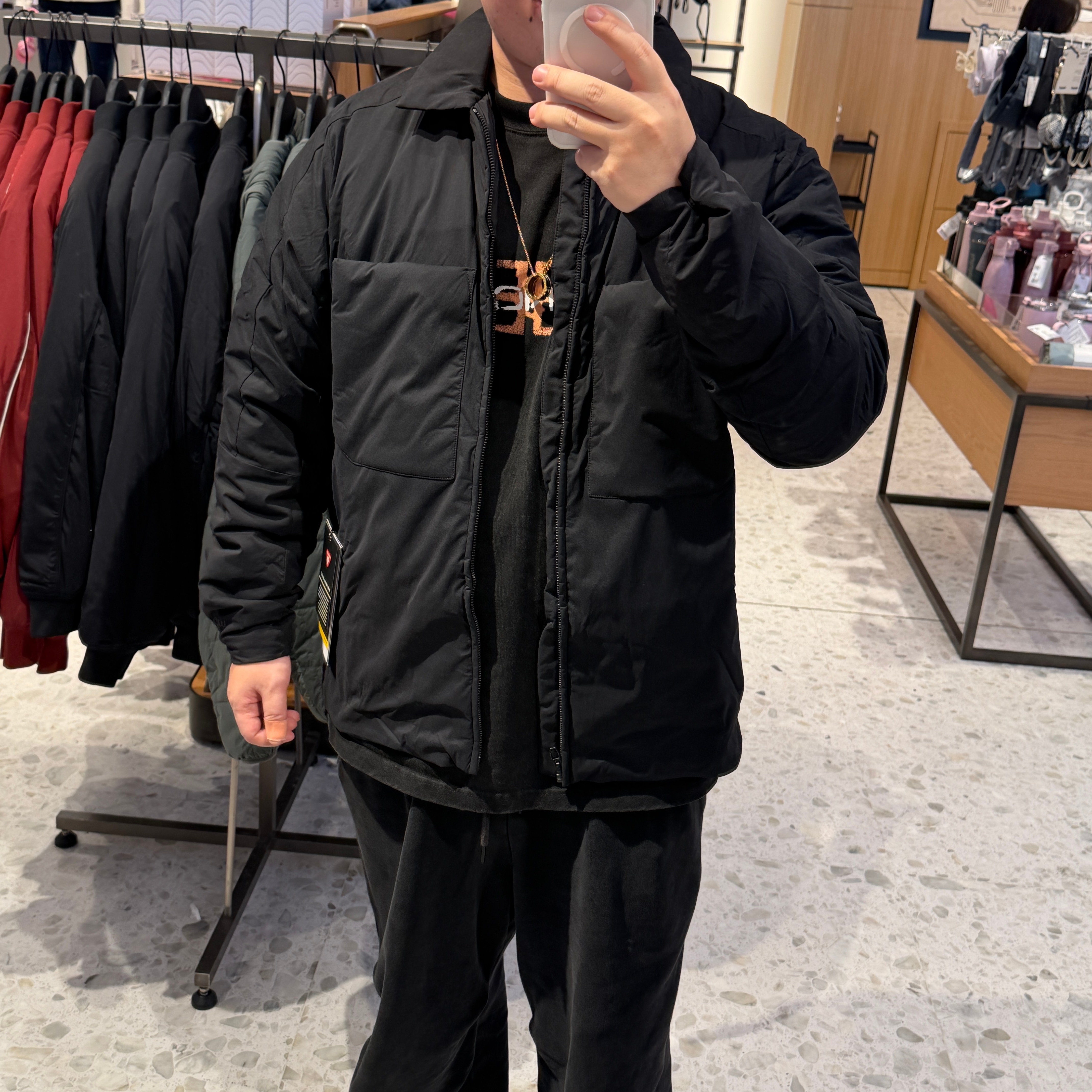 买了件lulu薄外套，穿着挺保暖。 