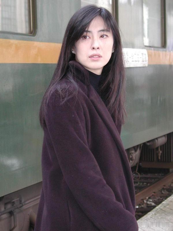 王祖贤昨日在温哥华店铺被粉丝偶遇求合影，超有亲和力！
一代女神，居然就这么毫无预