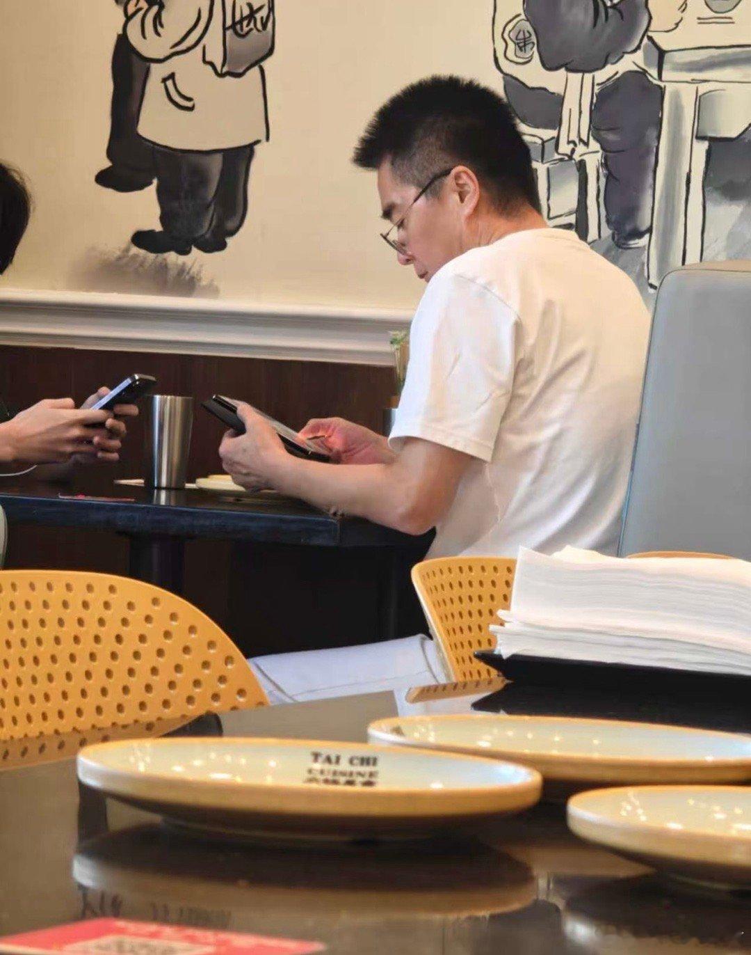 许亚军在美国陪小儿子吃饭被偶遇，看来他并未出席前妻何晴的告别仪式许亚军 何晴 许