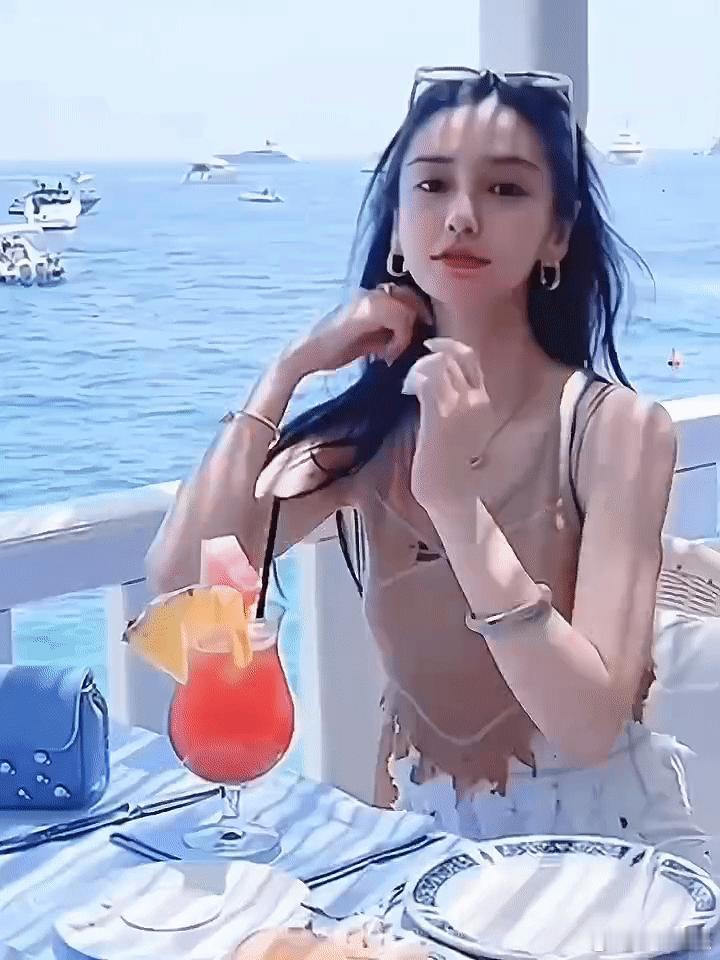 Angelababy一把抱住要摔倒的粉丝Angelababy当时正在与粉丝互动，